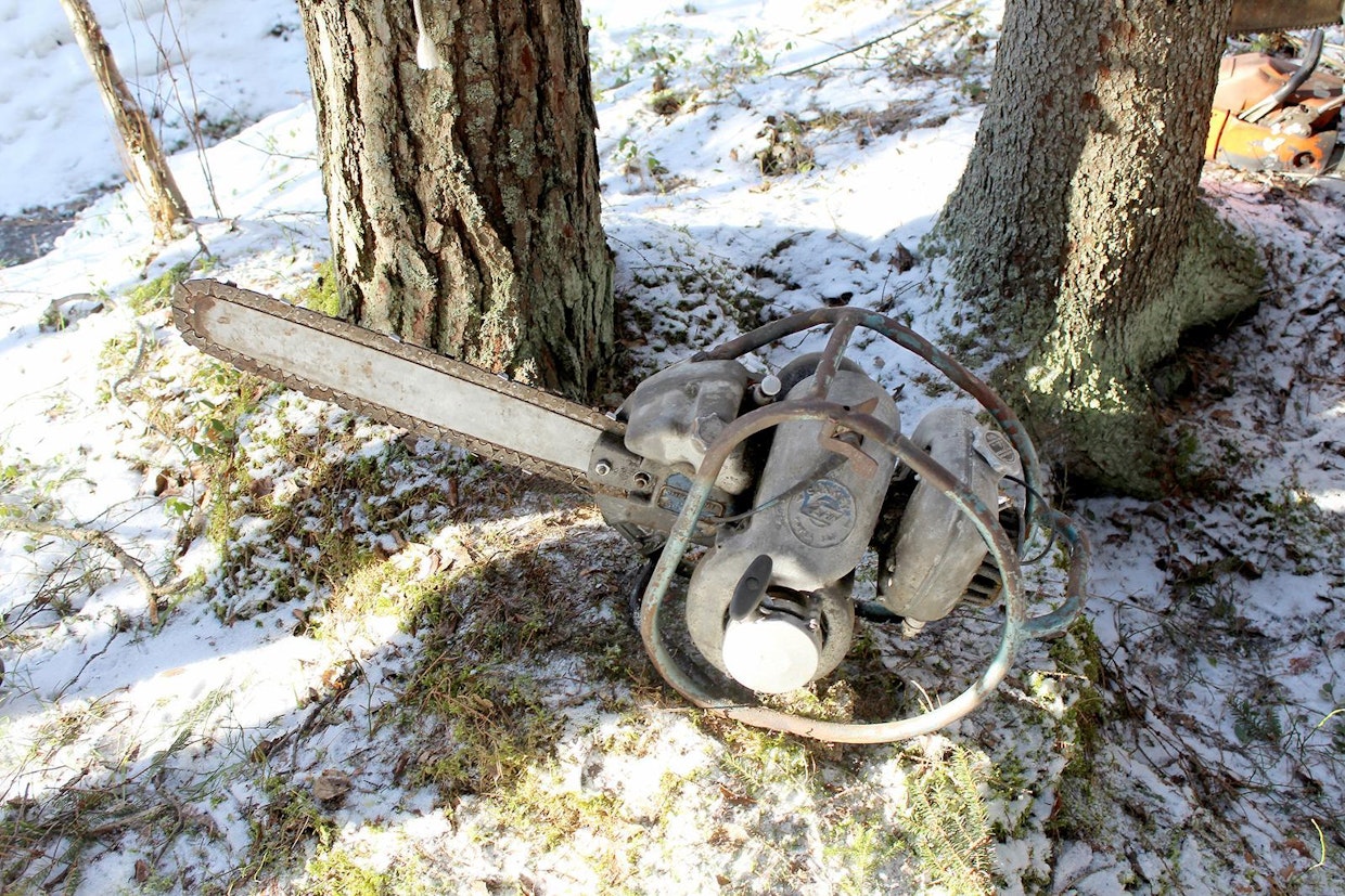 1950-luvun moottorisaha. Metsätyö Oy:n markkinoima englantilainen Sankey Aspin on tyypillinen 1950-luvun moottorisaha. 132-kuutioisesta moottorista saadaan irti 5 hv, painoa on työkunnossa 19,5 kiloa. Kookkaiden kahvojen avulla kaadossa ja katkonnassa voitiin käyttää apumiestä, karsinnassa oli turvauduttava kirveeseen. Laippa on teräketjun sisässä, eikä päinvastoin, kuten nykysahoissa. Tämän ajan sahat olivat hankalakäyttöisiä, epävarmoja ja tavattoman kalliita, ostamiseen hupeni helposti kolmen kuukauden ansiot.