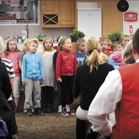 Aronkylän koulun kakkosluokkalaiset esittivät ruoka-aiheisia lauluja ruokamessujen avajaistilaisuudessa. Johannes Tervo