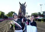 Nora Viljanen sai juhlia Adrian Kolgjinin valmentaman Upstate Facen menestystä useaan otteeseen viime kaudella. Kuva on otettu Elitloppet-lauantaina pronssidivisioonan finaalin voiton jälkeen.