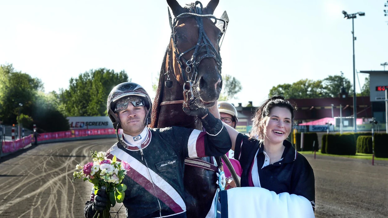 Nora Viljanen sai juhlia Adrian Kolgjinin valmentaman Upstate Facen menestystä useaan otteeseen viime kaudella. Kuva on otettu Elitloppet-lauantaina pronssidivisioonan finaalin voiton jälkeen.