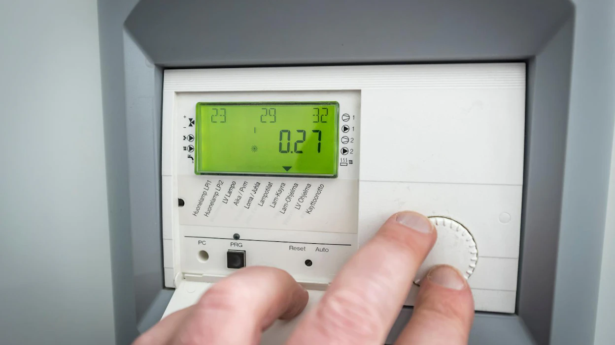 Ilmalämpöpumppu ei kuluta kovin paljon energiaa jäähdytykseen Suomessa, koska lämpötilaerot ovat täällä melko pieniä ja jäähdytystä tarvitaan lyhyen ajan.