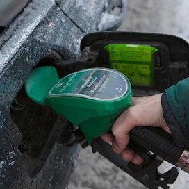 Öljyn hinnan lasku on näkynyt myös liikennepolttoaineiden hinnoissa Suomessa.