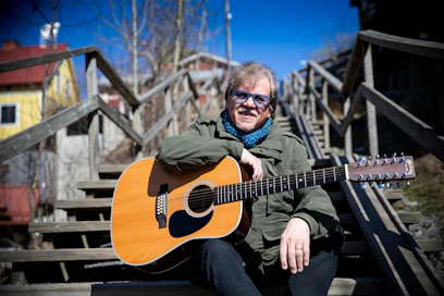Mikko Alatalo täyttää 70 vuotta huomenna 1. toukokuuta. Ensimmäiset siniset silmälasit hänelle myi tanssija ja optikko Vesa Pallasvesa, ja ne jäivät Alatalon tavaramerkiksi.