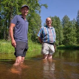 Etelä-Karjalan liiton ympäristöpäällikkö Markku Vaittinen ja Rautjärven kunnanjohtaja Harri Anttila ovat tehneet  jo vuosia töitä Hiitolanjoen ja järvilohen hyväksi.