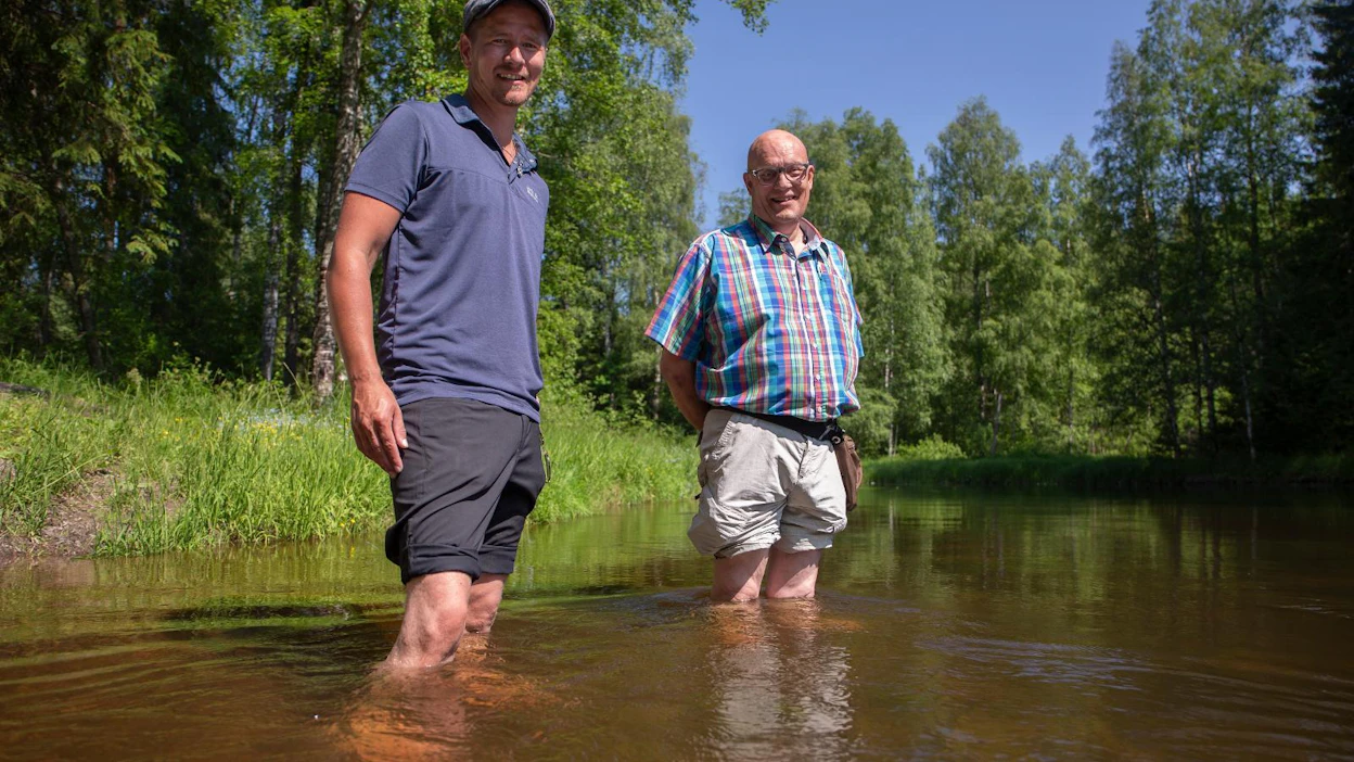 Etelä-Karjalan liiton ympäristöpäällikkö Markku Vaittinen ja Rautjärven kunnanjohtaja Harri Anttila ovat tehneet jo vuosia töitä Hiitolanjoen ja järvilohen hyväksi.