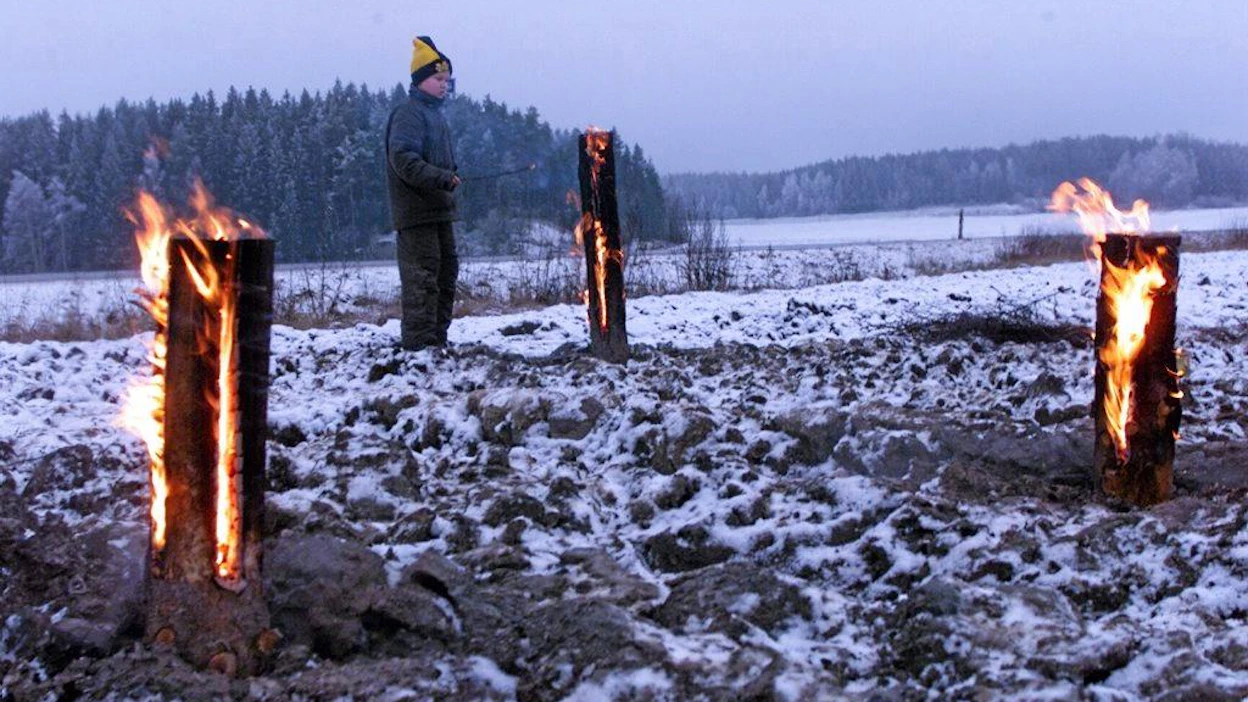 Maaseutunuoret toivottavat joulutulillaan hyvän joulun tervehdyksen maaseudulle joulunviettoon matkaaville.