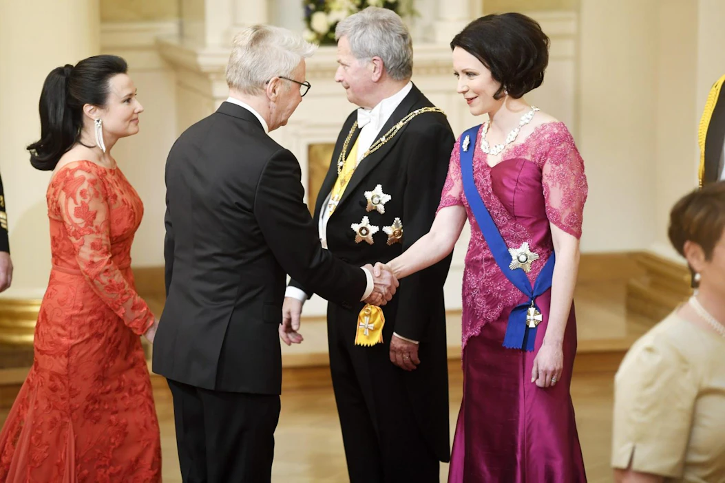 Jenni Haukio pukeutui tänä vuonna Linnan juhliin fuksianpunaiseen silkkipukuun, joka on alun perin tehty vuoden 2015 itsenäisyyspäivän vastaanotolle. LEHTIKUVA / Heikki Saukkomaa