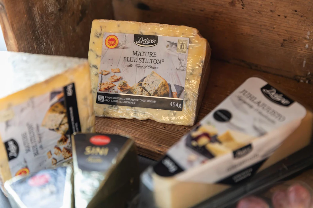 Osa herkuttelujuustoista, kuten brittiläinen Stilton, on alkuperäsuojattuja eli niitä ei saa muualta kuin alkuperämaasta.