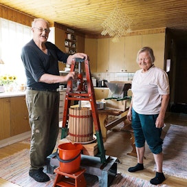 Prässin hydraulisen pullotunkin tankoa on kevyt pumpata, Toivo ja Paula Kaurala kertovat. He asuvat Rantsilassa Savalojan kylässä.