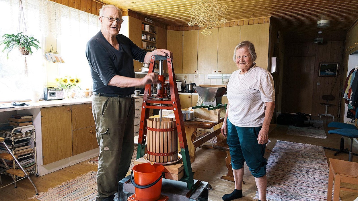 Prässin hydraulisen pullotunkin tankoa on kevyt pumpata, Toivo ja Paula Kaurala kertovat. He asuvat Rantsilassa Savalojan kylässä.