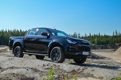 Kevytkuorma-autoksi rekisteröitävä D-Max Work Editionissa on passiivinen ilmajoustus taka-akselilla ja nopeudenrajoitin. Muutos työ on tehty Suomessa Works Cars Oy:n toimesta. Merkittävin syy hankkia kevytkuorma-auto on lienee noin 15 000 euroa pienempi hankintahinta kuin vastaavassa pakettiautossa