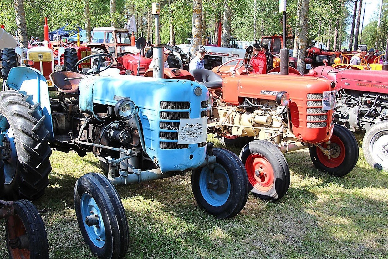 Zetor oli 1960-luvun alussa halveksituimpia traktorimerkkejä, vaikka vuonna 1962 esitelty uusi mallisto oli ajanmukainen ja todella hyvin varustettu. Aluksi Suomen myynnissä oli pelkästään sininen 3011, jossa oli 3-sylinterinen 38 hv:n moottori ja 10-nopeuksinen laatikko. Myöhemmin Oy Farmer Ab:n listoille otettiin mallit 2011 ja 4011. Vuonna 1966 tuli uusi sarja, jossa mallia 3011 vastasi muuten lähes samanlainen, mutta punainen 3511. (Oulainen)