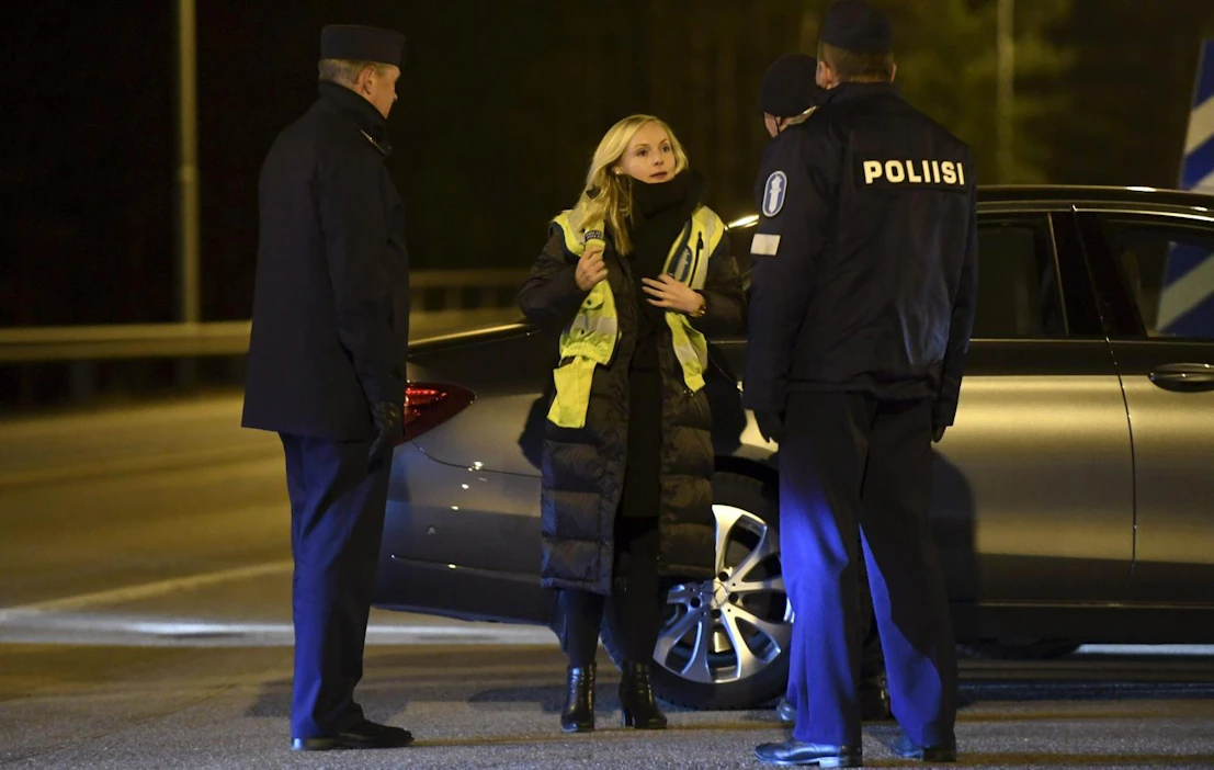 Sisäministeriö Maria Ohisalo kävi Uudenmaan rajalla kertaalle heti yöllä sen jälkeen kun liikkumiskielto astui voimaan. LEHTIKUVA / Heikki Saukkomaa