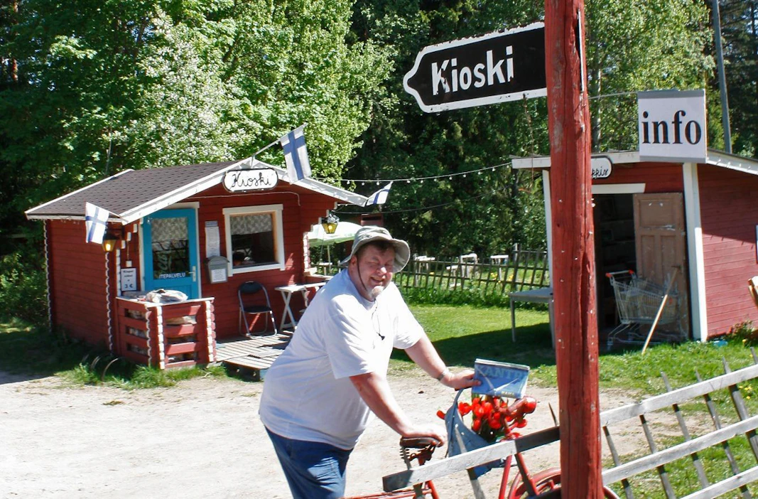 Tuomo Oksasen isännöimä kioskikeidas huokuu maalaisromantiikkaa. Kuva on otettu kesällä 2013.