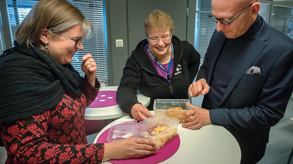 Erikoissuunnittelija Nina Harjunpää, vanhempi tutkija Gun Wirtanen ja Ruralia-instituutin johtaja Sami Kurki korostavat, että elintarviketurvallisuus on huomioitava myös sen jälkeen, kun elintarvike on noudettu kaupan hyllystä. "Ruoka on elävää materiaalia, jonka säilyttäminen on keskeinen osa elintarvikehygieniaa."