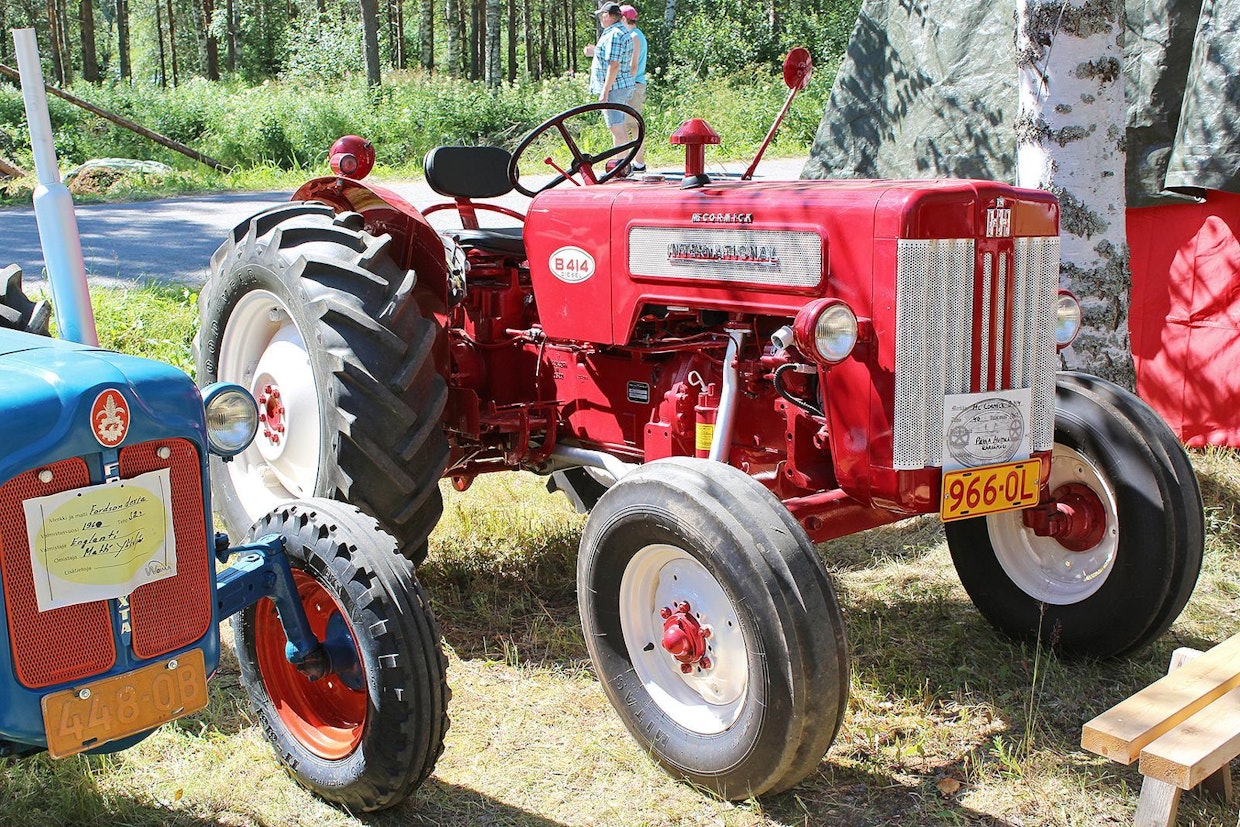 International-traktorit olivat kuuluneet SMK:n kuvioihin jo 1920-luvun lopulta lähtien, mutta yli 1 000 traktorin vuosimyynteihin päästiin vasta yli 30 vuotta myöhemmin. Osansa lukemien parantumiseen oli suomalaiseen maatalouteen hyvin soveltuneella brittimallilla B-414. IH-uutuuksiin kuulunut Vary-Touch-hydrauliikka  oli tuon ajan parhaimmistoa. Oulainen.