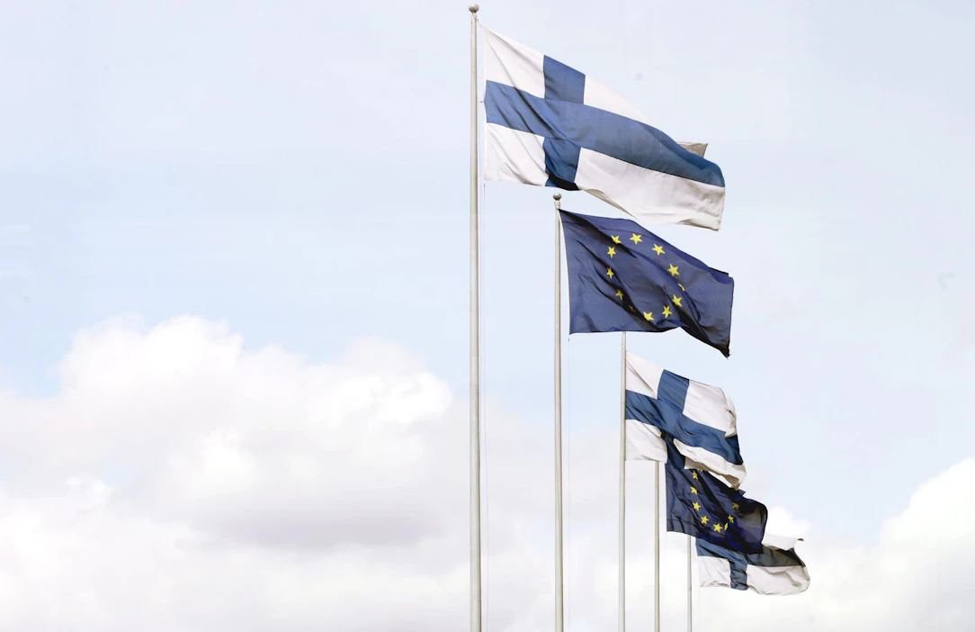 Suomen EU-jäsenyys on lihottanut suomalaisten lompakoita yli tuhannella eurolla, sanoo tutkimus. LEHTIKUVA / LAURA UKKONEN