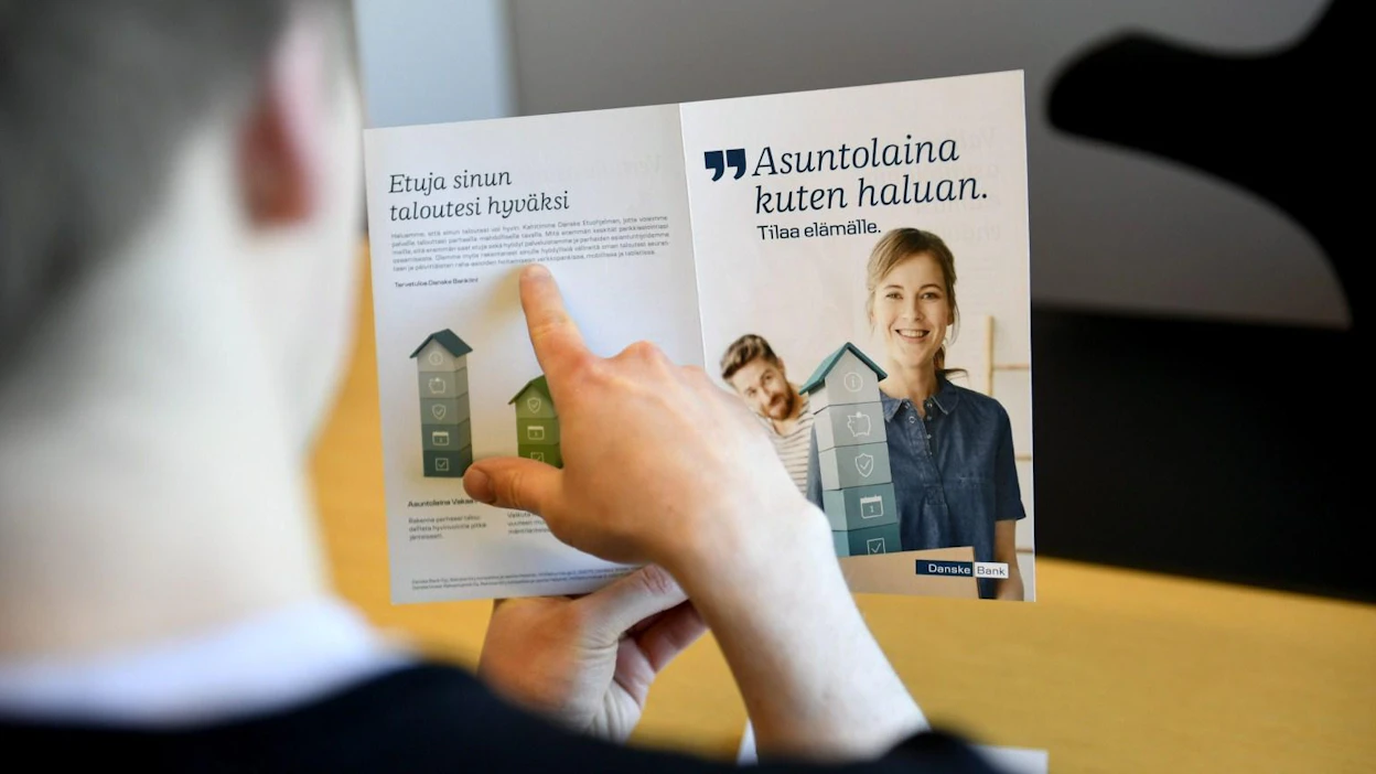 Valintaa pankin lainatiskillä. Jos kotitaloudessa on useampi asuntolaina, yksi vaihtoehto on valita niihin eri pituiset viitekorot tai kiinteä korko, ja sitä kautta hajauttaa korkoriskiä.
