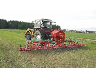 Kun Einböck Grassmanagerin (nykyisin Aerostar) päälle asennetaan kylvöyksikkö ja astetta järeämmät piikit, muuttuu kone Pneumaticstariksi. Ennakkotilaajan kone voidaan varustella monipuolisesti, esim. mekaanisella puhaltimella varustettuna voidaan kylvää jopa lannoitteita.