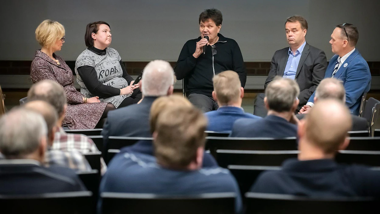 MTK:n ympäristöjohtaja Liisa Pietola, Etelä-Pohjanmaan Vihreiden puheenjohtaja Henna Salo, entinen kansanedustaja Harry Wallin (sd.), kansanedustaja Janne Sankelo (kok.) ja Alavuden kaupunginvaltuutettu Pentti Ahopelto (kd.) pohtivat, millä keinoilla maapallo on pelastettavissa. Kansanedustaja Antti Kurvinen (kesk.) ei ollut vielä tässä vaiheessa paikalla. Yksi tuoli oli tarjolla yleisön joukosta tuleville keskustelijoille, joita riitti alkulämmittelyn jälkeen runsaasti.