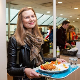 Helsingin keskustan UniCafessa tiistaina lounastanut opiskelija Maiju Timonen aikoo jatkossa hyvittää jokaisen ateriansa päästöt. Maksu on niin pieni, ettei se juuri tunnu edes opiskelijan budjetissa.