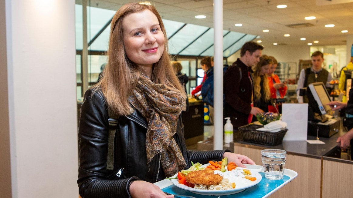 Helsingin keskustan UniCafessa tiistaina lounastanut opiskelija Maiju Timonen aikoo jatkossa hyvittää jokaisen ateriansa päästöt. Maksu on niin pieni, ettei se juuri tunnu edes opiskelijan budjetissa.