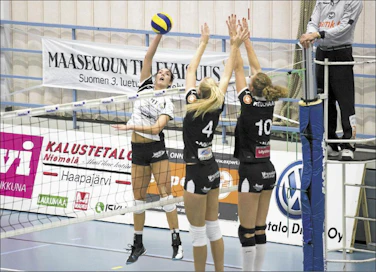 Liigaplokin amerikkalaisvahvistus Kasey Heckelman haastoi kauden avauksessa LP Kangasalan Roosa Laakkosen (4) ja Nicole Koolhaasin. Markus Kauppinen