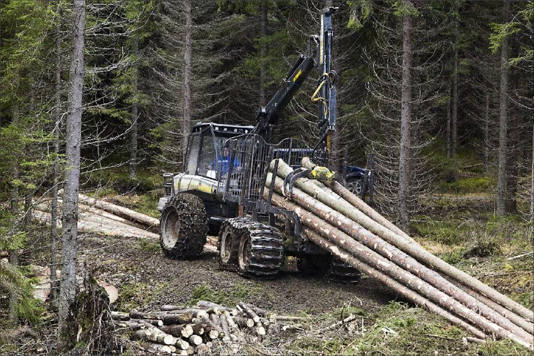 Ajokoneen meno on vaivatonta, vaikka taakka on raskas ja alla on vetinen notko. Koskitukki korjaa osan tukeistaan pitkinä. Kari Salonen