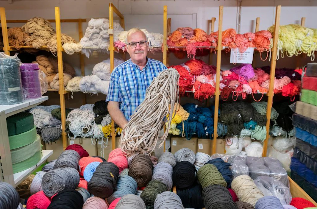 Tapio Nevanpää esittelee matonkuteita. Niitä on tonneittain.