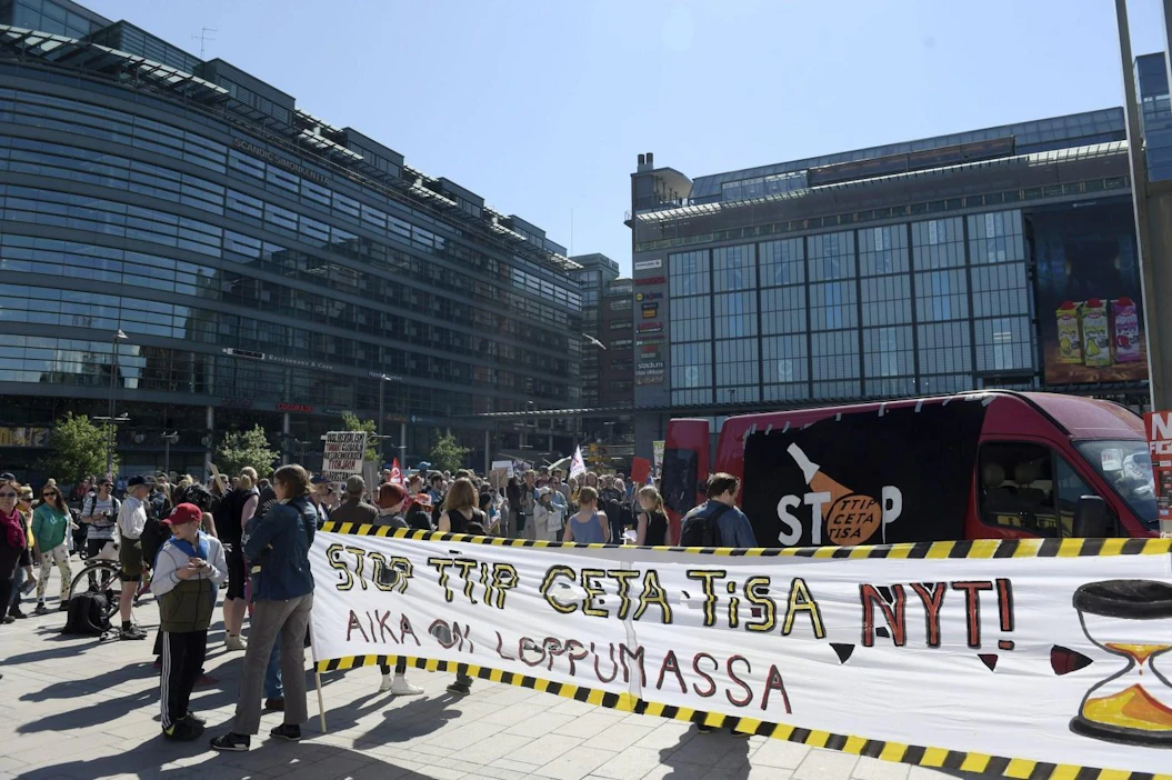 Kanadan ja EU:n välistä CETA-vapaakauppasopimusta vastaan osoitettiin viime keväänä mieltä eri puolilla Eurooppaa. Toukokuussa 2016 Helsingissä protestoitiin CETA:n lisäksi TTIP- ja TISA-sopimuksia. LEHTIKUVA / ANTTI AIMO-KOIVISTO