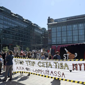 Kanadan ja EU:n välistä CETA-vapaakauppasopimusta vastaan osoitettiin viime keväänä mieltä eri puolilla Eurooppaa. Toukokuussa 2016 Helsingissä protestoitiin CETA:n lisäksi TTIP- ja TISA-sopimuksia. LEHTIKUVA / ANTTI AIMO-KOIVISTO