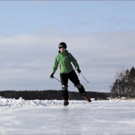 Retkiluistelureitti Rantasalmen Porosalmesta Savonlinnan Oravin kylään on yhteensä 30 kilometriä. Kesäisin Haukivedellä liikennöi reittiveneitä. Jaana Kankaanpää
