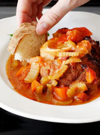 Milanosta lähtöisin oleva osso bucco muhii uunissa useita tunteja, mutta sitä kannattaa odottaa.