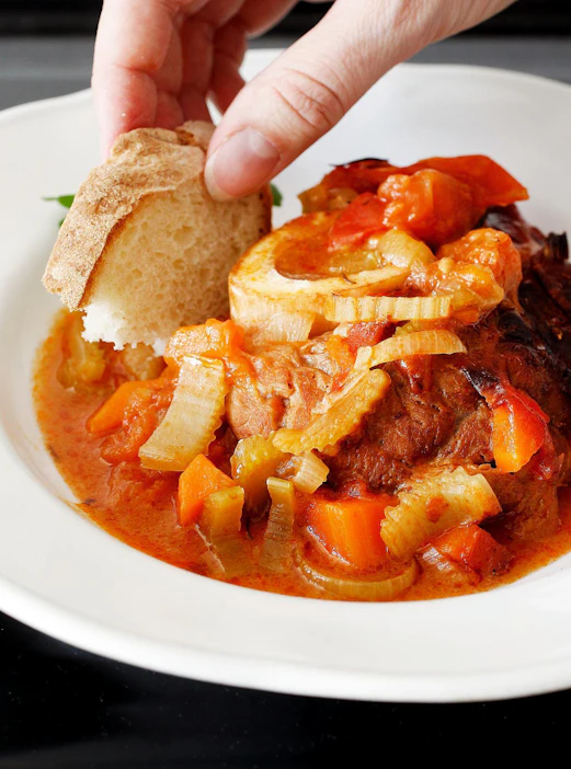 Milanosta lähtöisin oleva osso bucco muhii uunissa useita tunteja, mutta sitä kannattaa odottaa.