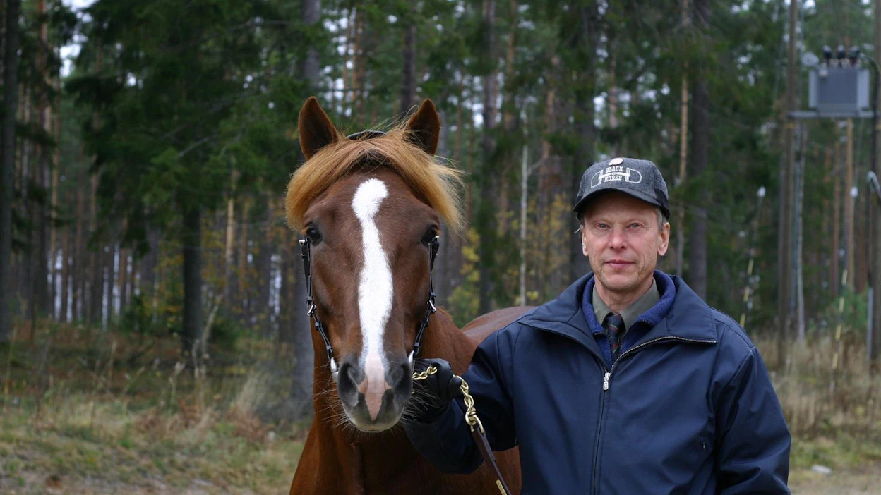 Leo Kustaa oli ensimmäinen Saran Salaman jälkeläinen, joka kantakirjattiin. Kuvassa ori on Ypäjällä Eero Perttusen kanssa.