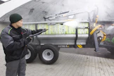 Metsäperävaunua pestiin konemessuilla vuonna 2014.