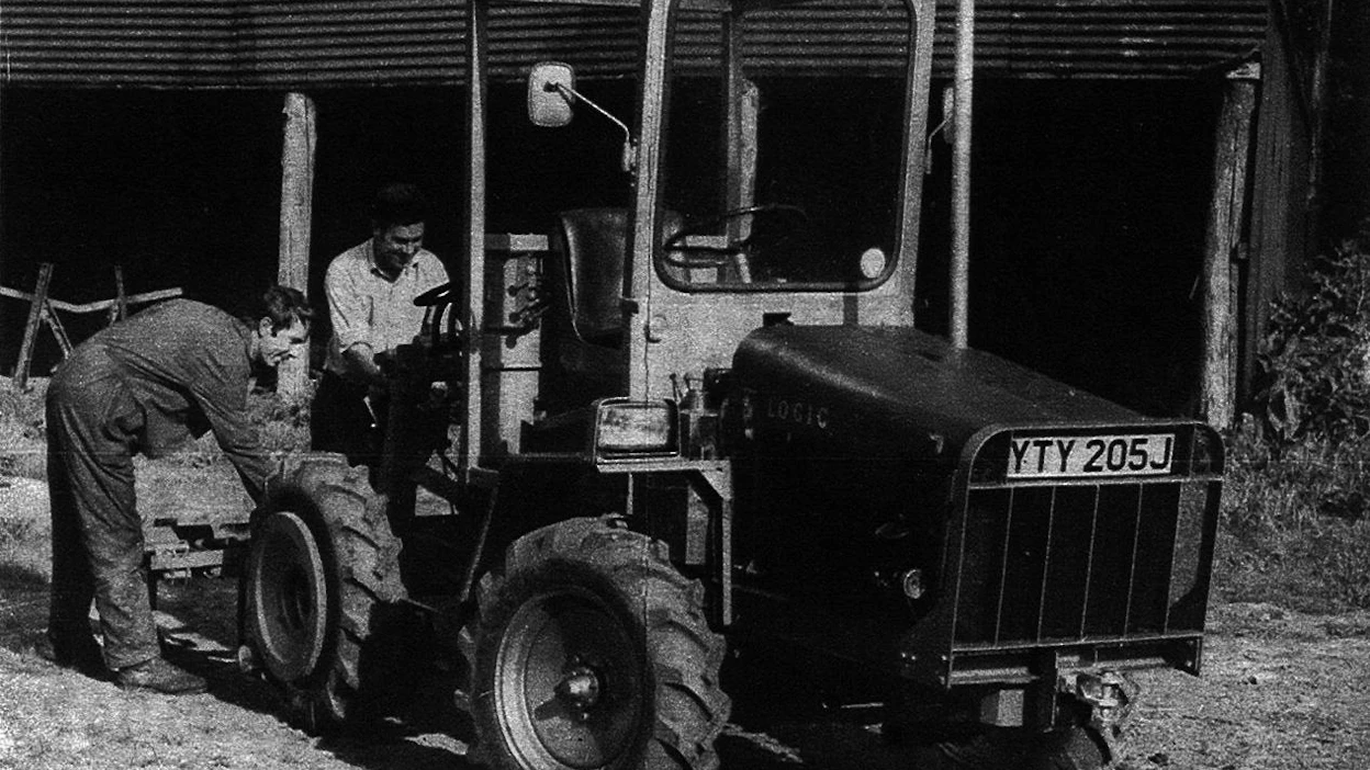 Traktori aikaansa edellä. Willie Rutherfordin (vas.) idea tulevaisuuden traktorista sai nimekseen Logic Traktor. Serkku Clive Kennedy oli tiiviisti mukana. Land Roverin komponenteista rakennetussa traktorissa oli 4-veto ja moottori etuakselin etupuolella. Täysjousitettu ohjaamo suunniteltiin käännettäväksi.