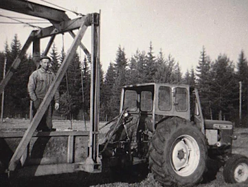 Veljekset Esko, Erkki ja Pentti Asikainen hankkivat ensimmäisen raivausvaununsa käytettynä v. 1961, joka 3 vuotta myöhemmin vaihtui Baggen pajan tekemään tuliterään vaunuun. David Brown 990:n ominaisuudet riittivät hyvin vaunun ja vinssin liikutteluun.