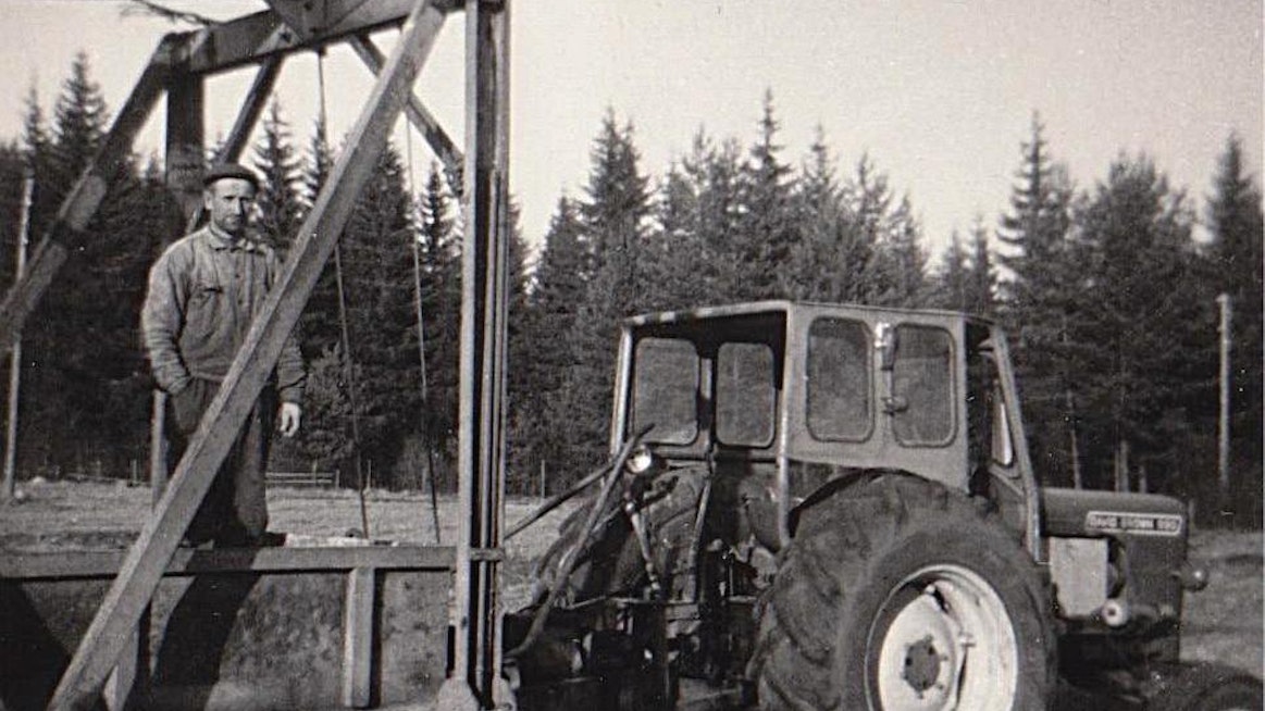 Veljekset Esko, Erkki ja Pentti Asikainen hankkivat ensimmäisen raivausvaununsa käytettynä v. 1961, joka 3 vuotta myöhemmin vaihtui Baggen pajan tekemään tuliterään vaunuun. David Brown 990:n ominaisuudet riittivät hyvin vaunun ja vinssin liikutteluun.