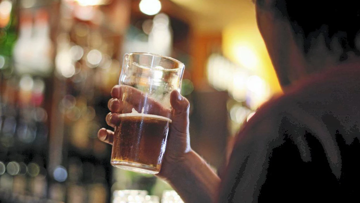 Tilastokeskuksen kuolinsyytilastoista käy ilmi, että alkoholiperäisiin tauteihin ja tapaturmaiseen alkoholimyrkytykseen kuolee Suomessa keskimäärin edelleen yli 1500 ihmistä vuosittain.