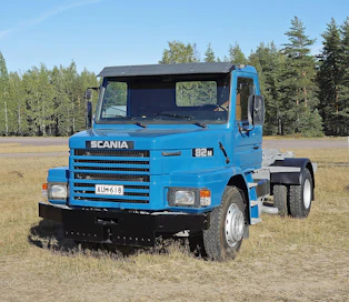 Scanian kakkossarja tuli Suomessa myyntiin 1981–82. Se sai hyvän vastaanoton ja muun muassa kaksiakselisia T82- ja G82-sarjan autoja 8-litraisella moottorilla myytiin Suomessa runsaasti. Mallitunnuksessa T tarkoitti nokallista autoa ja G nokatonta matalalla ohjaamolla varustettua autoa. Scania myi 82-sarjan 2-akselisia malleja etupäässä vaihtolava- ja jakeluautoiksi. Suuremmilla moottoreilla varustetuista 112- ja 142-malleista kaksiakseliset alustat menivät yleensä puoliperän vetäjiin. Maailmanlaajuisesti eniten myyty yksittäinen Scanian malli oli 80-luvulla nokallinen ja kaksiakselinen T112HL.