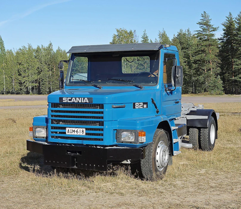 Scanian kakkossarja tuli Suomessa myyntiin 1981–82. Se sai hyvän vastaanoton ja muun muassa kaksiakselisia T82- ja G82-sarjan autoja 8-litraisella moottorilla myytiin Suomessa runsaasti. Mallitunnuksessa T tarkoitti nokallista autoa ja G nokatonta matalalla ohjaamolla varustettua autoa. Scania myi 82-sarjan 2-akselisia malleja etupäässä vaihtolava- ja jakeluautoiksi. Suuremmilla moottoreilla varustetuista 112- ja 142-malleista kaksiakseliset alustat menivät yleensä puoliperän vetäjiin. Maailmanlaajuisesti eniten myyty yksittäinen Scanian malli oli 80-luvulla nokallinen ja kaksiakselinen T112HL.