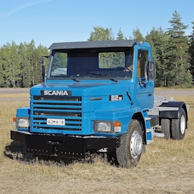 Scanian kakkossarja tuli Suomessa myyntiin 1981–82. Se sai hyvän vastaanoton ja muun muassa kaksiakselisia T82- ja G82-sarjan autoja 8-litraisella moottorilla myytiin Suomessa runsaasti. Mallitunnuksessa T tarkoitti nokallista autoa ja G nokatonta matalalla ohjaamolla varustettua autoa. Scania myi 82-sarjan 2-akselisia malleja etupäässä vaihtolava- ja jakeluautoiksi. Suuremmilla moottoreilla varustetuista 112- ja 142-malleista kaksiakseliset alustat menivät yleensä puoliperän vetäjiin. Maailmanlaajuisesti eniten myyty yksittäinen Scanian malli oli 80-luvulla nokallinen ja kaksiakselinen T112HL.
