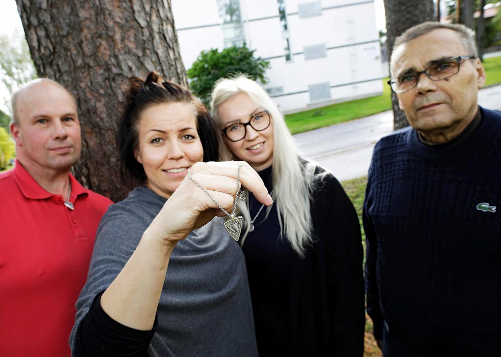 Juha Siekkinen, Elina Mäkinen, Paula Tyyskä ja Juhani Krook iloitsevat tänä vuonna lanseeratusta Pihtiputaan Kalevala-korusta.