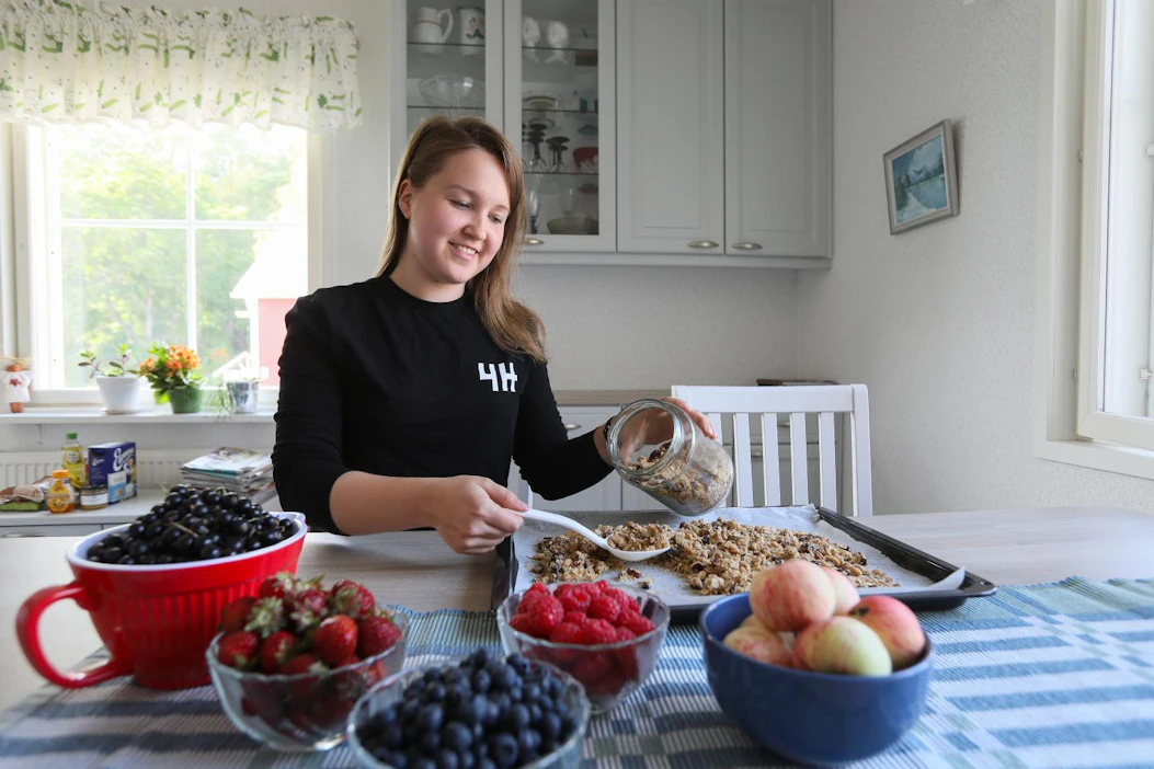 22-vuotias Minna Kaunela kokkaa kotonaan Laitilassa mysliä, jota hän syö iltaisin tuoreiden marjojen ja jugurtin kanssa.