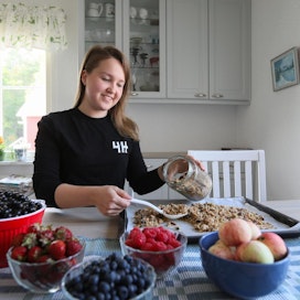 22-vuotias Minna Kaunela kokkaa kotonaan Laitilassa mysliä, jota hän syö iltaisin tuoreiden marjojen ja jugurtin kanssa.