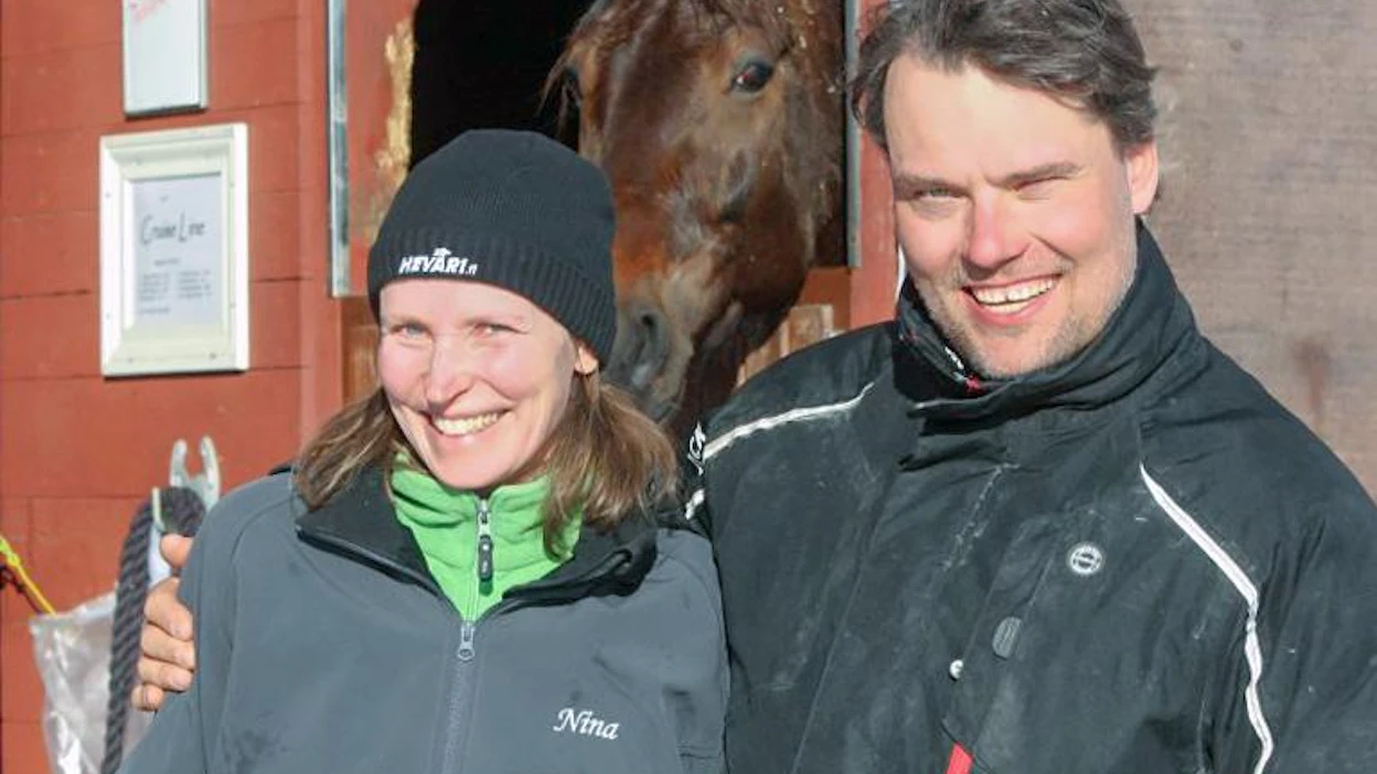 Kari Savolaisen keskittyessä sirkkoihin tallin täysihoitohevosista vastaa Nina-puoliso. ”Hänhän meistä se hevososaaja onkin”, Kari kehaisee.