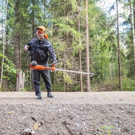 Kunnollinen tie ja pääsy metsäpalstalle helpottavat Markku Saalon metsänhoitotöiden tekemistä.