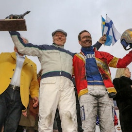 Timo Nurmos ja Björn Goop juhlimassa Readly Expressin Prix d&apos;Amerique -voittoa tammikuun 28. Pariisissa.