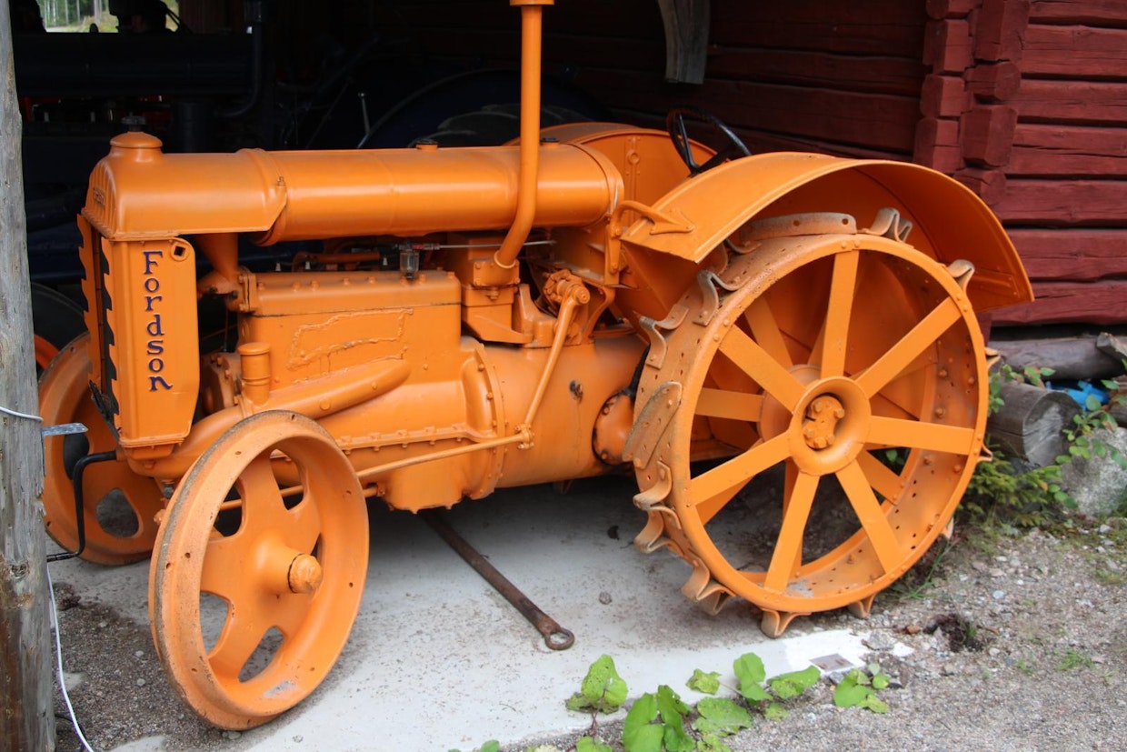 Oranssi Fordson N oli ennen sotia Suomen eniten myyty traktorimalli. Sitä tuotiin vuosina 1938–39 yhteensä 2 026 kappaletta, aiempaa tummansinistä N-mallia tuli vuodesta 1933 lähtien 1 668 traktoria. Fordsonin valtteja olivat sen kolmanneksen kilpailijoita huokeampi hinta, yksinkertainen tekniikka ja vahva piirimyyjäverkosto. Jäätynyt lohko ja takapyörien kivikoissa hajonneet piikit olivat yleisiä vammoja, tässä koneessa on molemmat viat. (Laukaa)